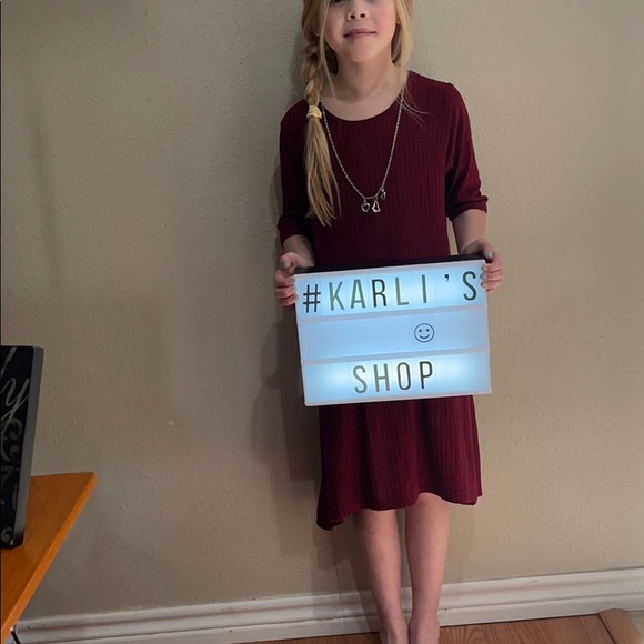 A maroon dress with necklace - Picture 2 of 3